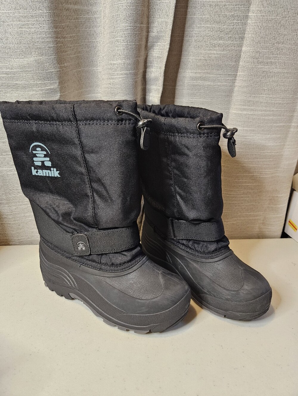 Kid's Kamik snow boots size 4 Black
